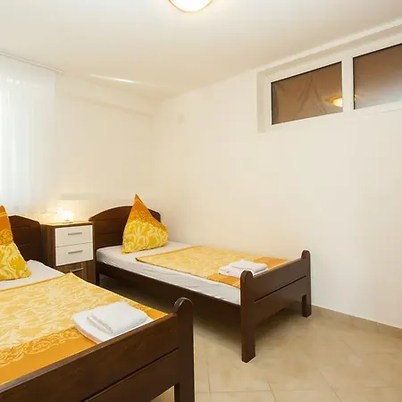 Apartment Appartmani Dzandara *